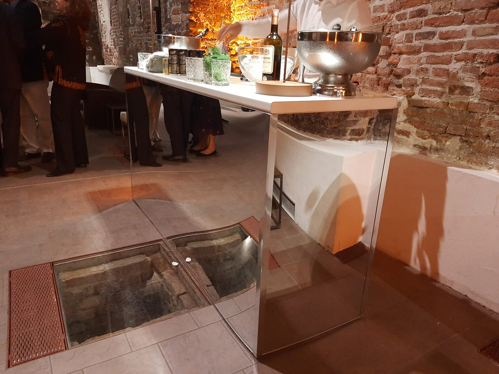 Mirror Bar/ Desk rental in Milan Italy